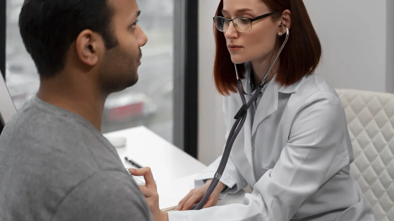 Médica atendendo um paciente em uma consulta