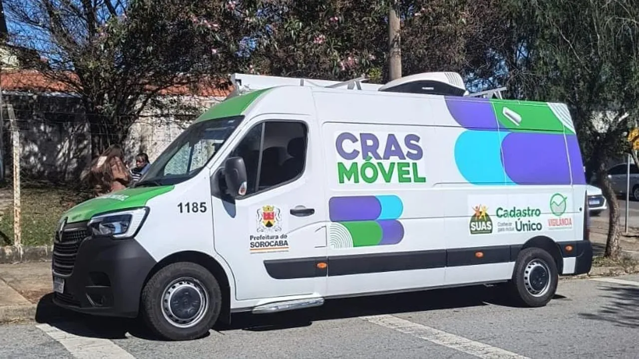 Van branca do Cras Móvel de Sorocaba estacionada em via pública, em fotografia de arquivo