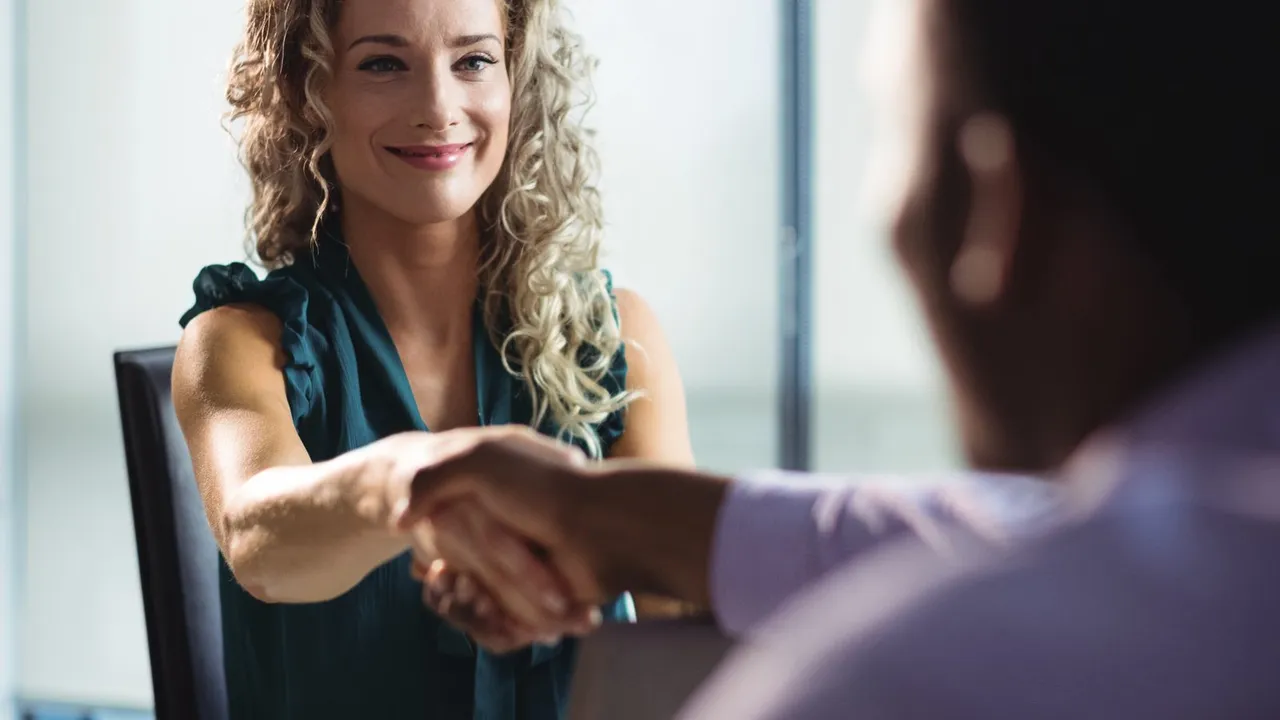 Aperto de mãos entre profissionais durante uma entrevista de emprego