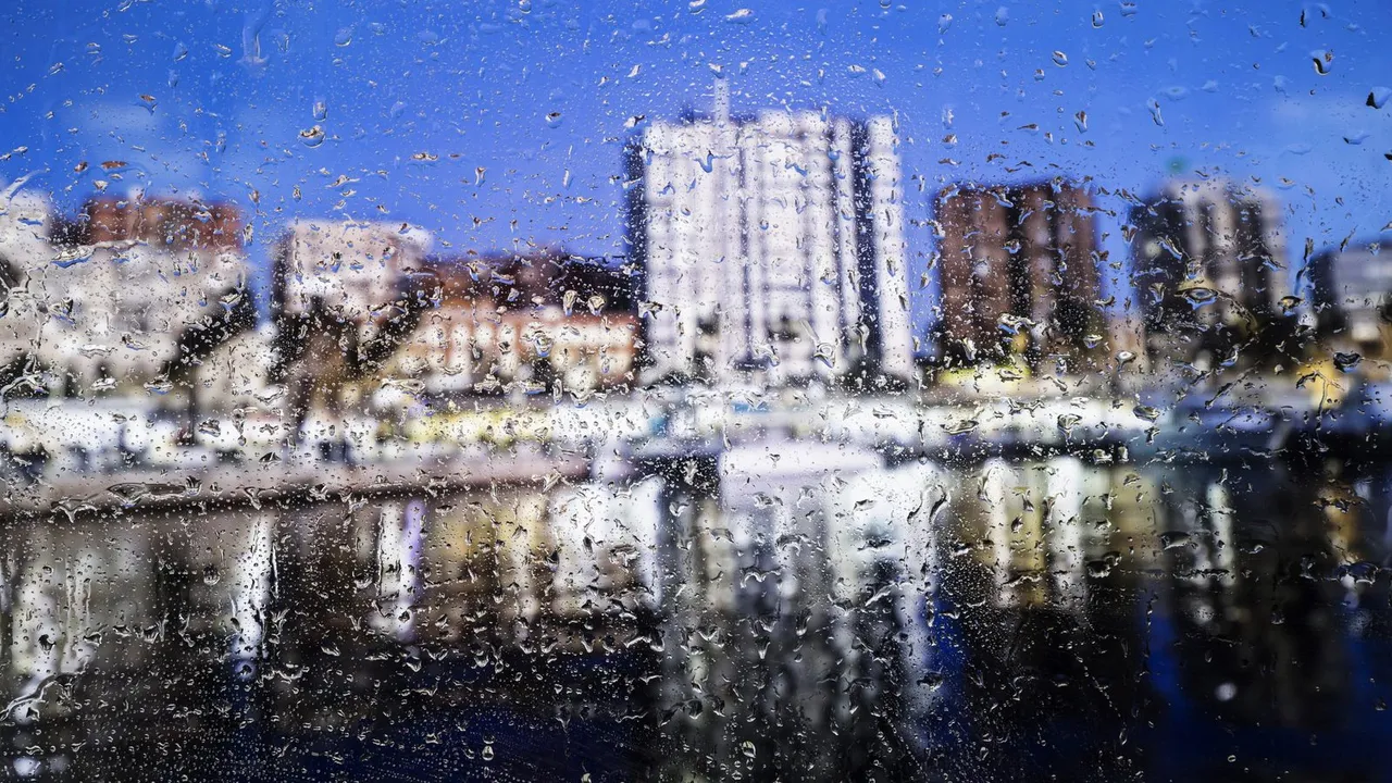 Gotas de chuva sobre a paisagem urbana no inverno