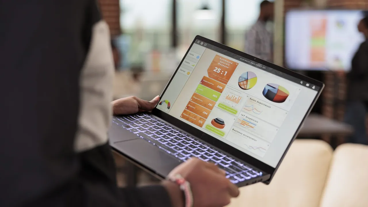 Laptop exibindo gráficos e dados de marketing digital