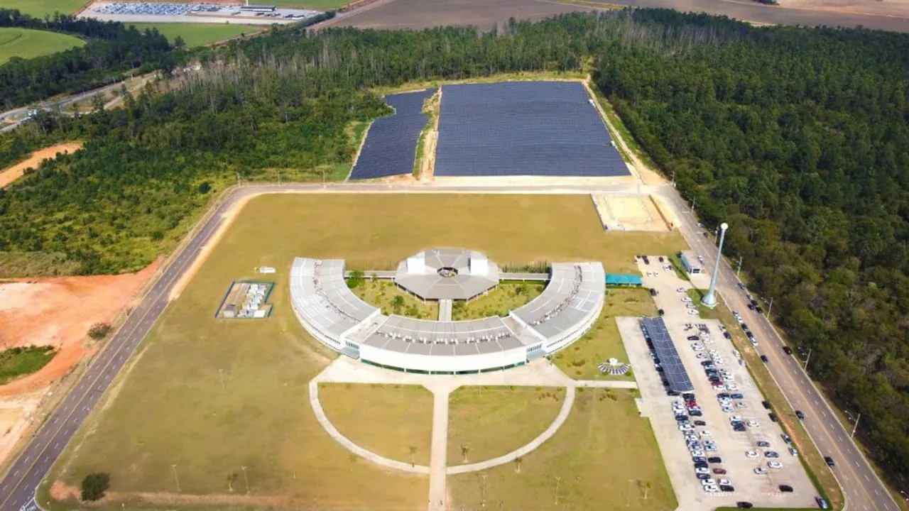 Vista aérea do Parque Tecnológico de Sorocaba, com o prédio principal e painéis solares