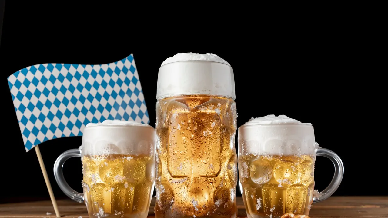 Três canecas de chope sobre mesa de madeira ao lado de bandeirinha xadrez azul e branca