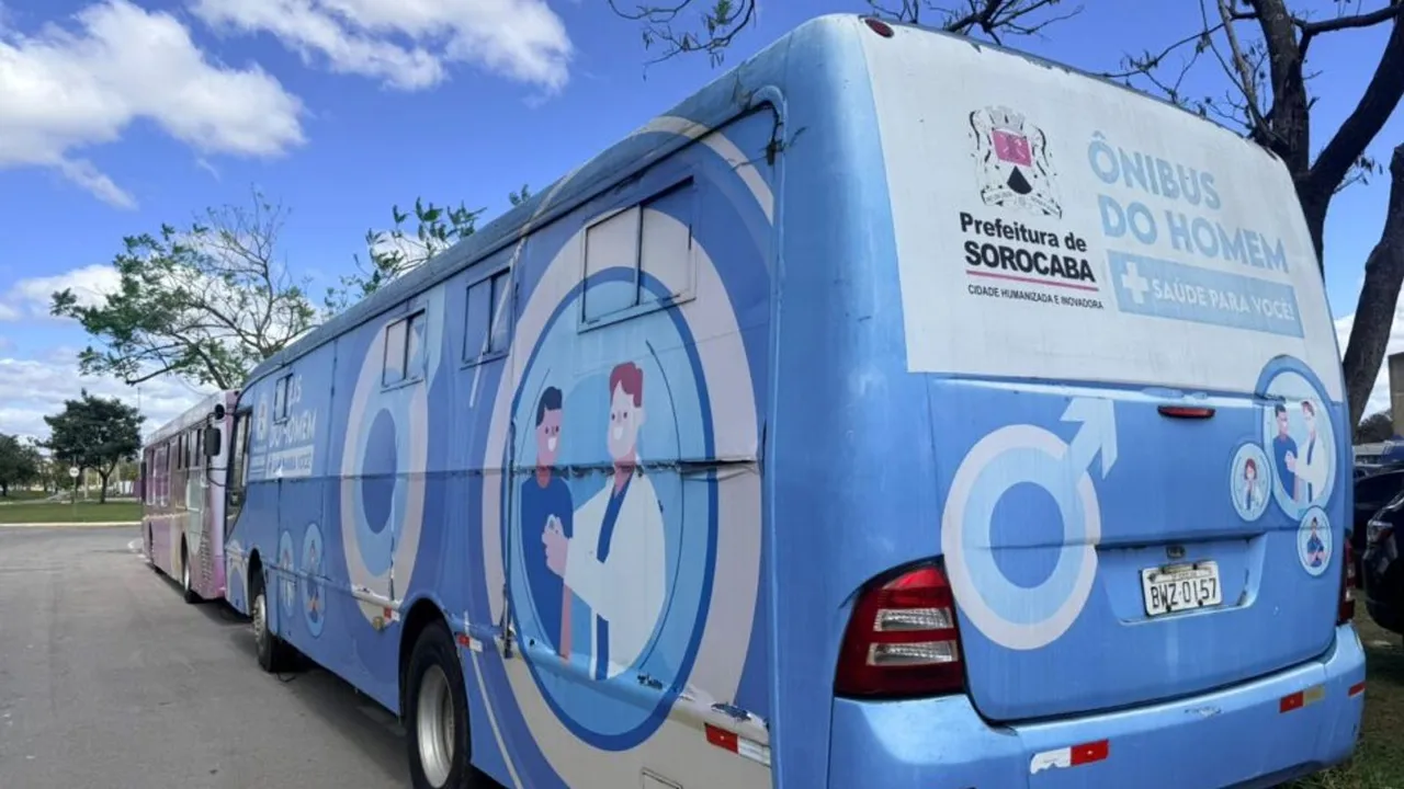 Unidade móvel de saúde do Ônibus Azul estacionada em Sorocaba