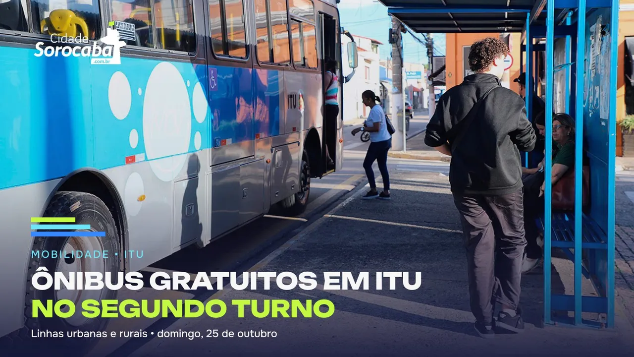 Ônibus do transporte coletivo de Itu parado ao lado de um abrigo, com passageiros embarcando e aguardando