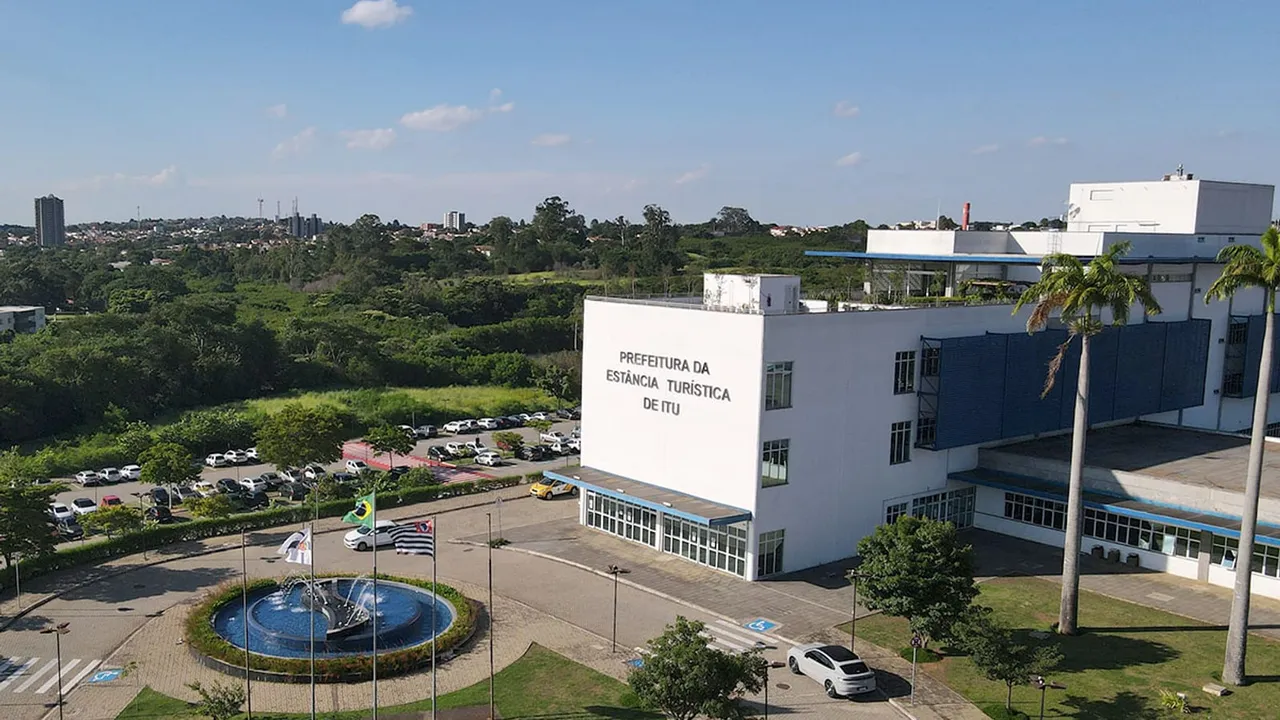 Vista aérea do Paço Municipal de Itu, com o prédio da Prefeitura, jardins, estacionamento e bandeiras
