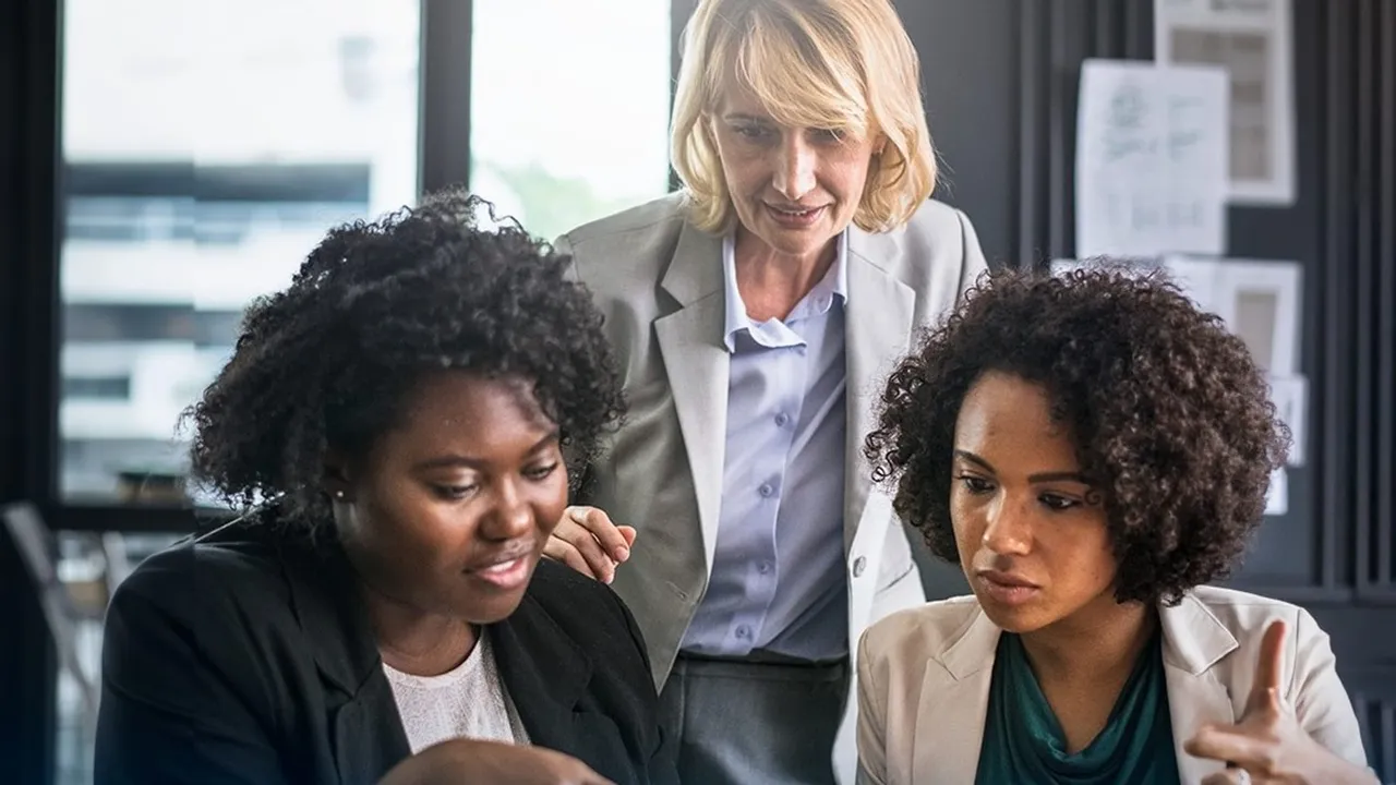 Três mulheres conversam diante de um notebook em imagem oficial de divulgação do Projeto Semente
