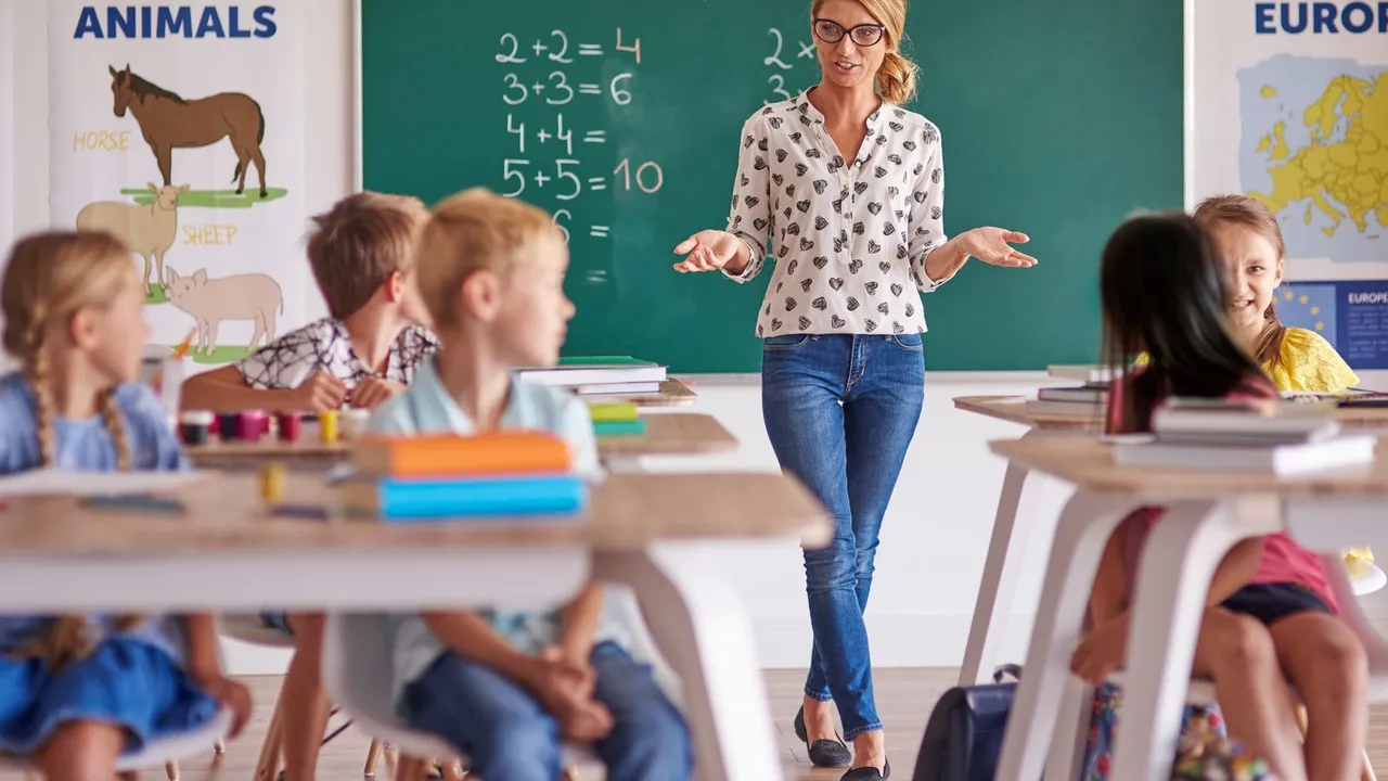Professora sentada com um grupo de crianças em uma sala de aula