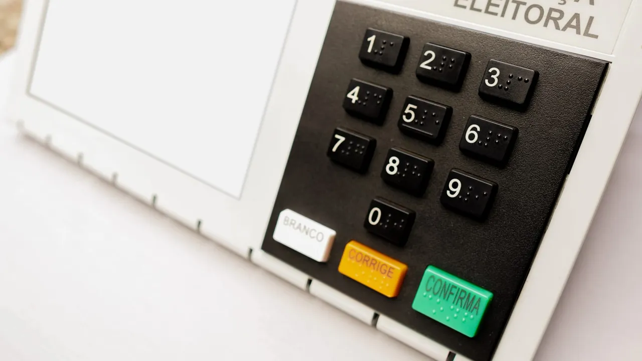 Teclado de uma urna eletrônica brasileira com as teclas Branco, Corrige e Confirma