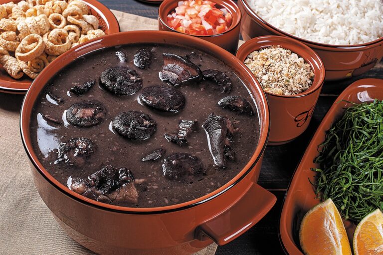 Typical Brazilian dish called Feijoada Made with black beans p | Cidade Sorocaba